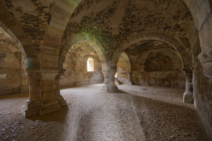 Sala de los monjes del monasterio de Moreruela visdta desde la puerta de acceso a la cilla moderna